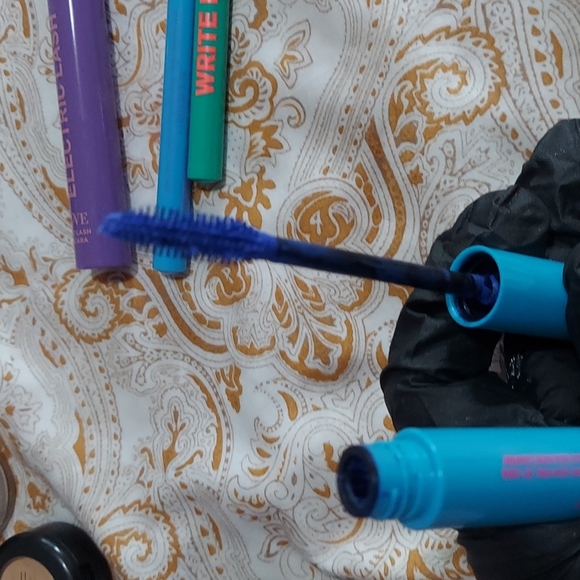 Lot of makeup - Picture 9 of 14